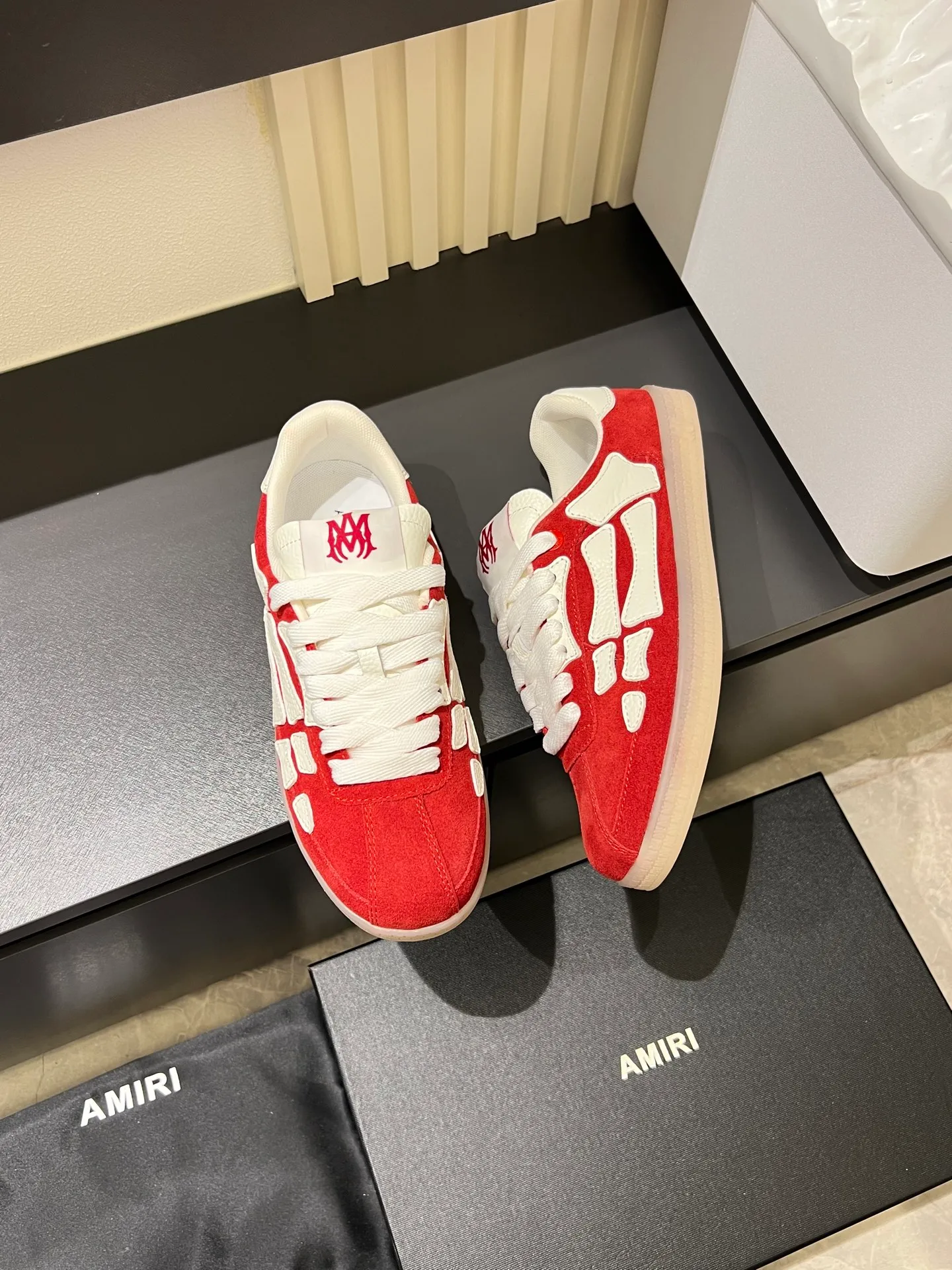 Men's shoes 💰p560 "AMIR*" new men's low-top casual sports sneakers bone shoes, another pair of irresistible bone shoes. Bone shoes are one of AMIRI's most popular items. Made of first-layer cowhide upper. The side bones are made of two cowhide laminations. It has a three-dimensional effect. The leather incisions are all oil-edged. Contrast color design. Simple style. Fashionable sports. Customized metal LOGO nameplate embellished with laces. Exclusive top-quality version. Supports contrast. Breathable mesh lining. The original rubber outsole is a must-have item for daily leisure. It is suitable for various occasions. If you pursue high quality, check it out. It is super cool on the feet and comes with a full set of original packaging! Size: 39-45!